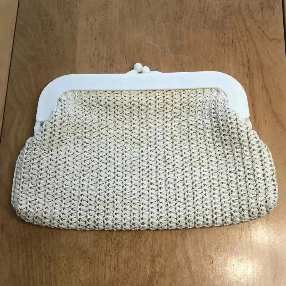 Vintage cream knit clutch with plastic hinged lock.